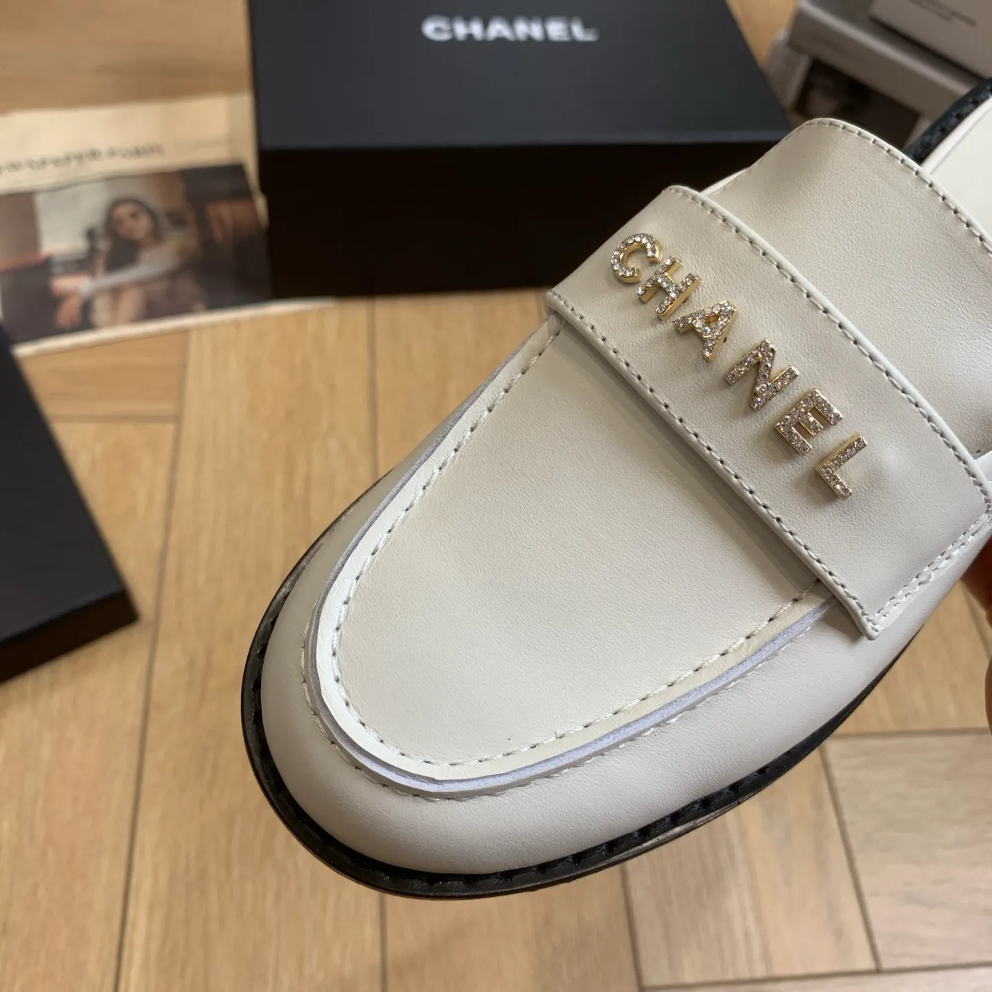 👟👟Ex-factory price 600👟👟 🍀2025 spring and summer new Chanel Chanel small diamond buckle monogram Loaf lazy half-slippers, which can be worn all year round. No matter when you wear them, they are very high-end and durable. You can attract attention when shopping on the street! Easily travel between commuting and leisure occasions, becoming a carefree fashionable and elegant woman ~ Upper: cowhide/butter Lining: lambskin Sole: Italian genuine leather outsole Size: 35-39 (40/41 customized, non-refundable and non-exchangeable